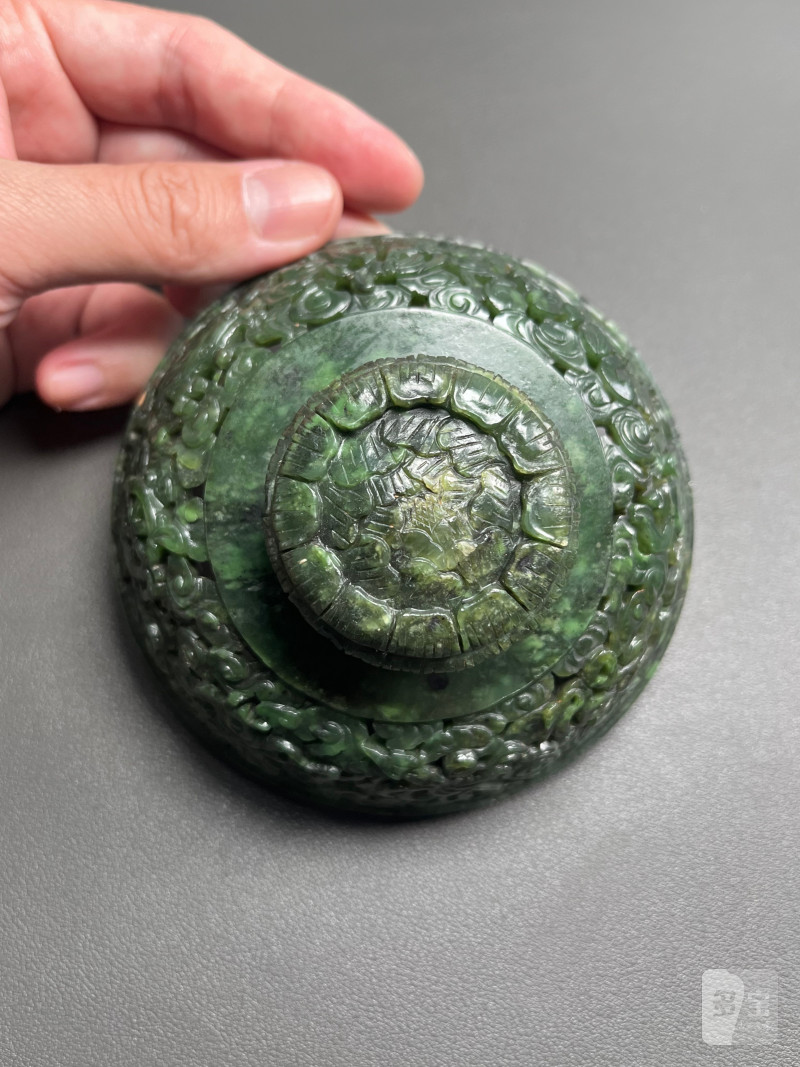 清乾隆  碧玉饕餮纹折沿熏炉（带木座） - 图5